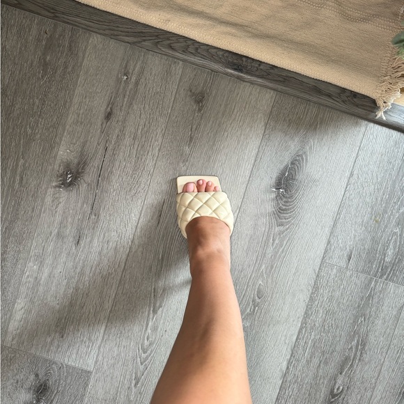 BOTTEGA VENETA 100%AUTHENTIC Embossed rubber slides Color Cream Size 38 - Picture 4 of 9